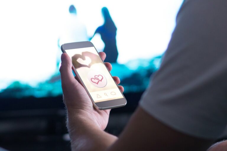 10 Ways to Spot and Report Tinder Bots