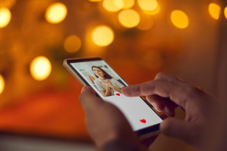 7 Do’s and Don’ts of Looking Someone Up Before a Blind Date