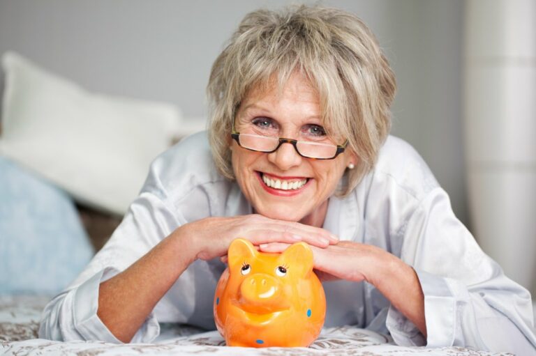 8 monthly saving ideas for seniors without sacrificing comfort